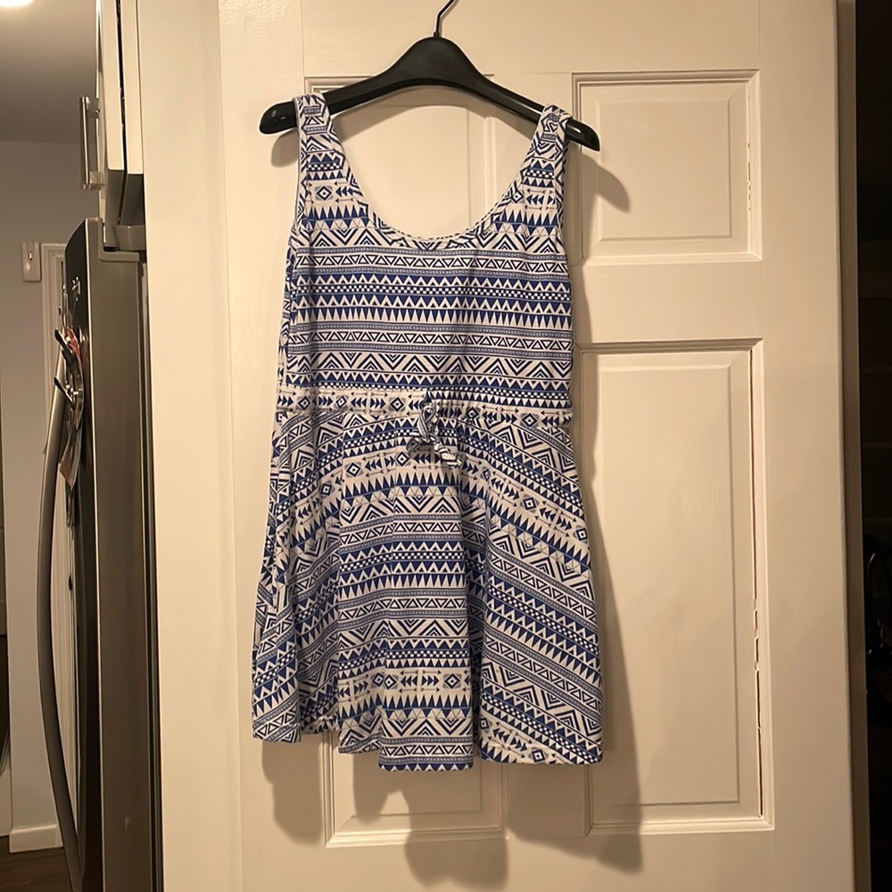 Short thai sun dress with a blue and white geometric pattern